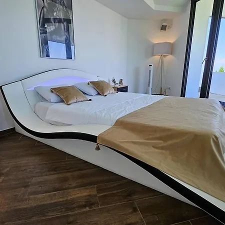 Hilltop Luxury With Mini Golf, Indoor Pool Pousada Riggisberg